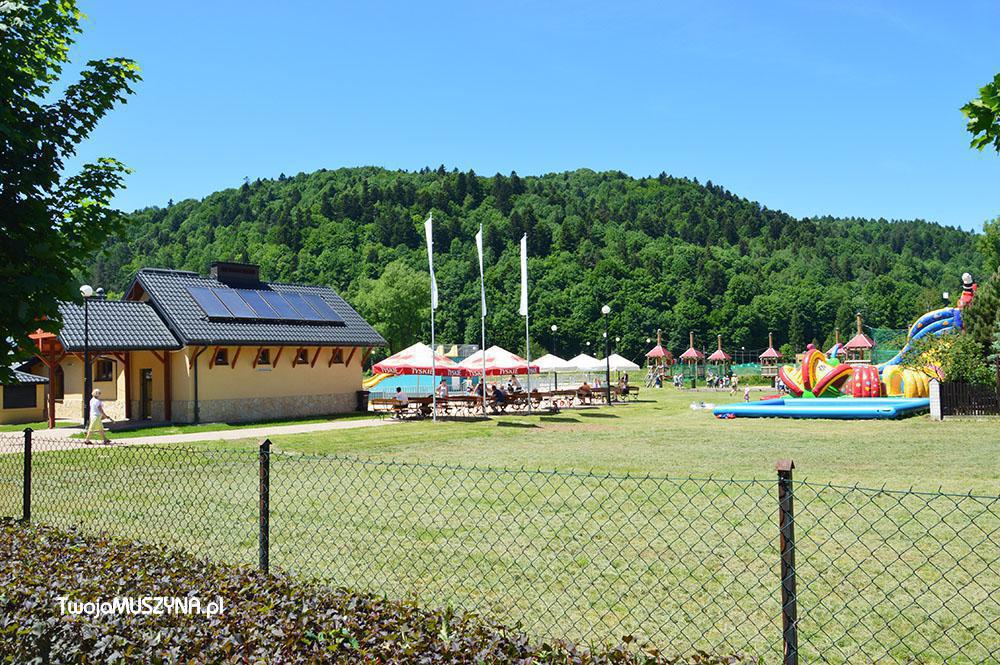Pohľad na rekreačné centrum v Muszynie (bazény a lanový zábavný park)