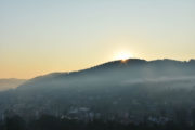 Východ slnka v Muszyna zo senzorických Záhrad - fotografie